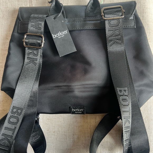 BOTKIER  NYLON TRAVEL CROSSBODY black NWT. Snap closure. Two front zippers - Picture 7 of 13